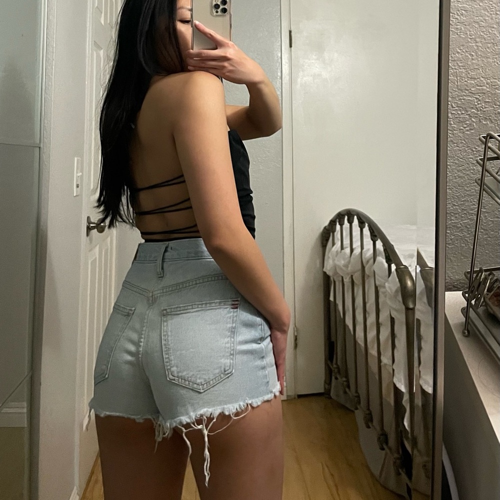 UO BDG LIGHT WASH DISTRESSED DENIM SHORTS